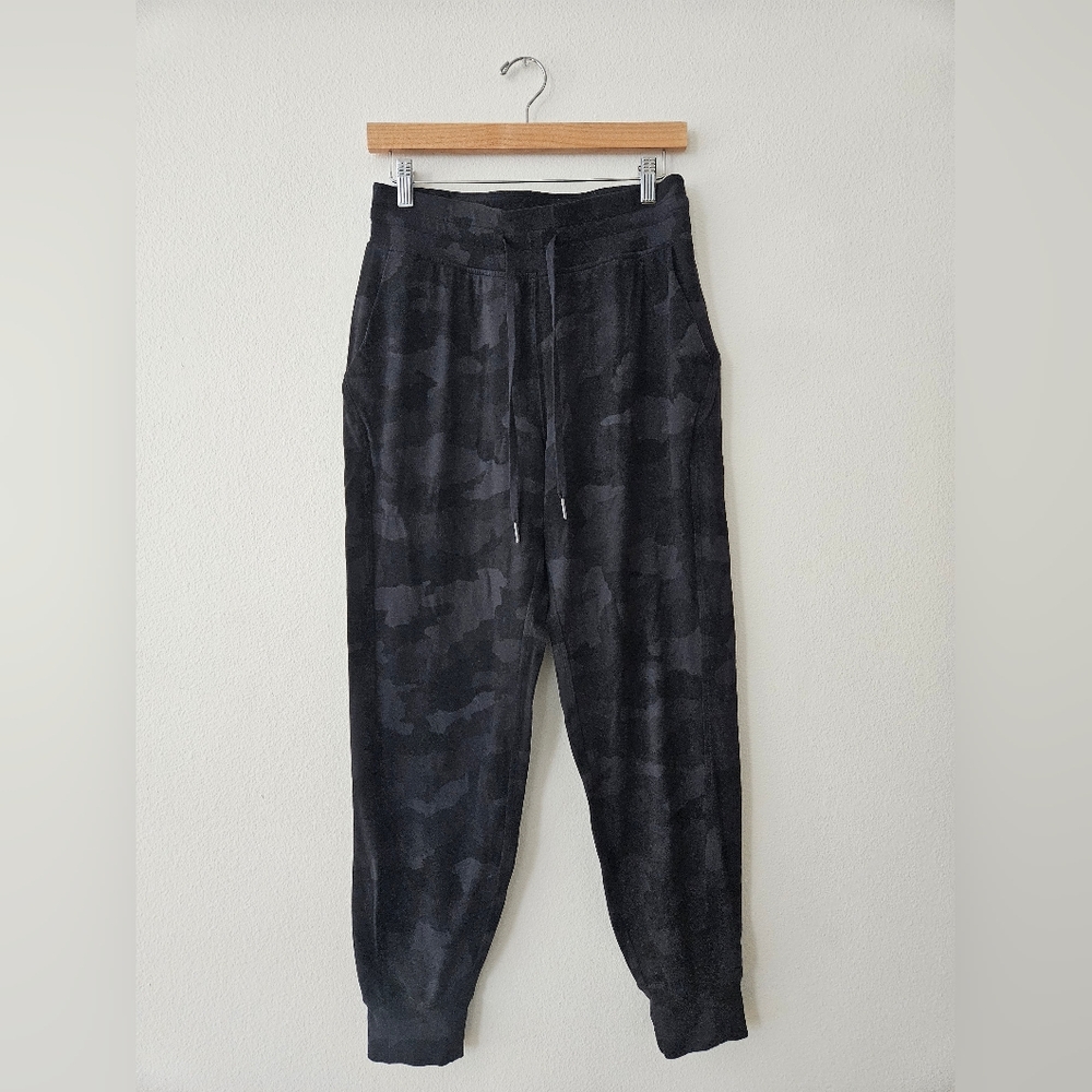 Lululemon Athletica Black Camo Joggers | Women’s Size 8